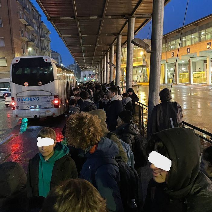 Ferrovie: da oggi iniziati i lavori sulla tratta Villafranca-Asti-Alessandria. I primi disagi dei pendolari: &quot;I bus sostitutivi sono già pieni&quot;