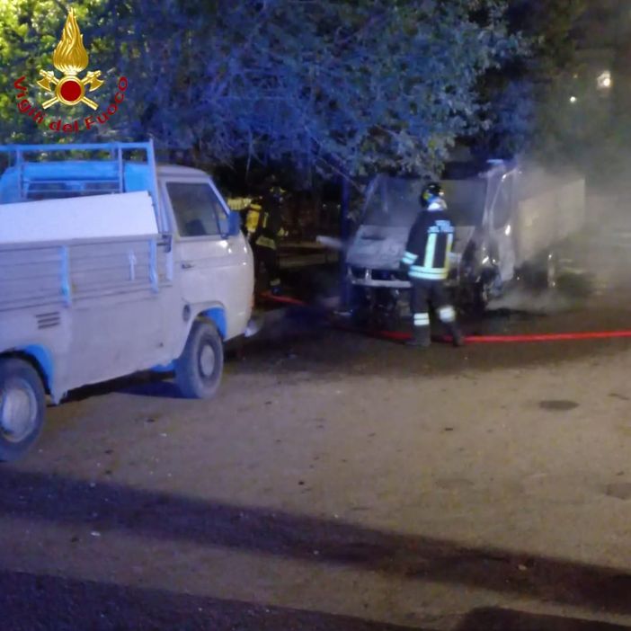 Imponente fuga gas in corso Dante e incendio furgone in via Fenoglio. Notte impegnativa per i vigili del fuoco di Asti