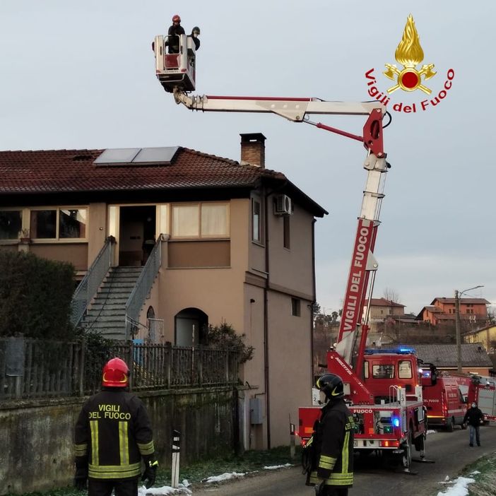 Incendio tetto a Vinchio, 7 squadre dei Vigili del Fuoco sul posto