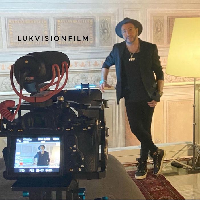 Fabio Mascia realizza un nuovo docufilm dedicato a Gigi Les Autres: un invito ad essere sé stessi oltre le pressioni sociali [VIDEO]