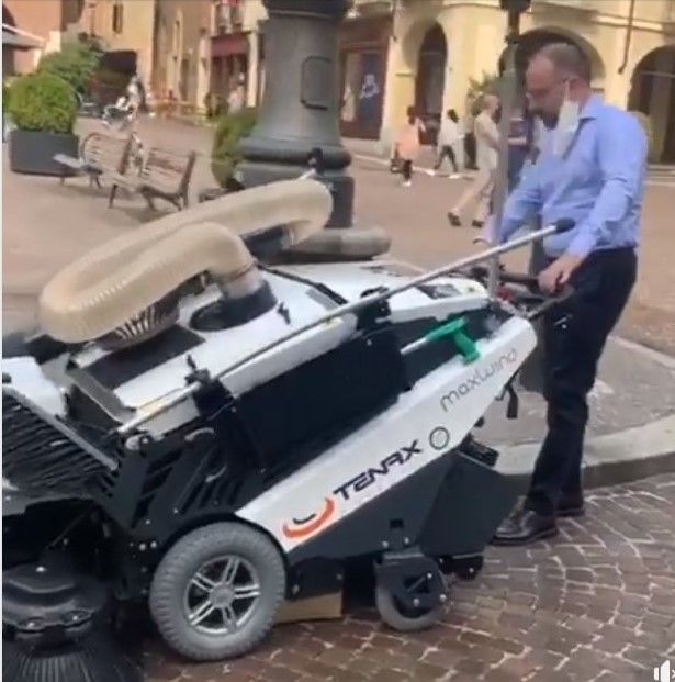 Un fermo immagine tratto dal video postato dal sindaco sul suo profilo Facebook