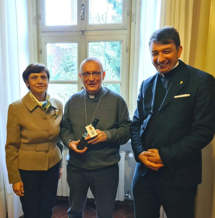 Il questore Marina Di Donato, il cappellano don Piccoli con il vescovo Prastaro (al centro) Il questore Marina Di Donato, il cappellano don Piccoli con il vescovo Prastaro (al centro)