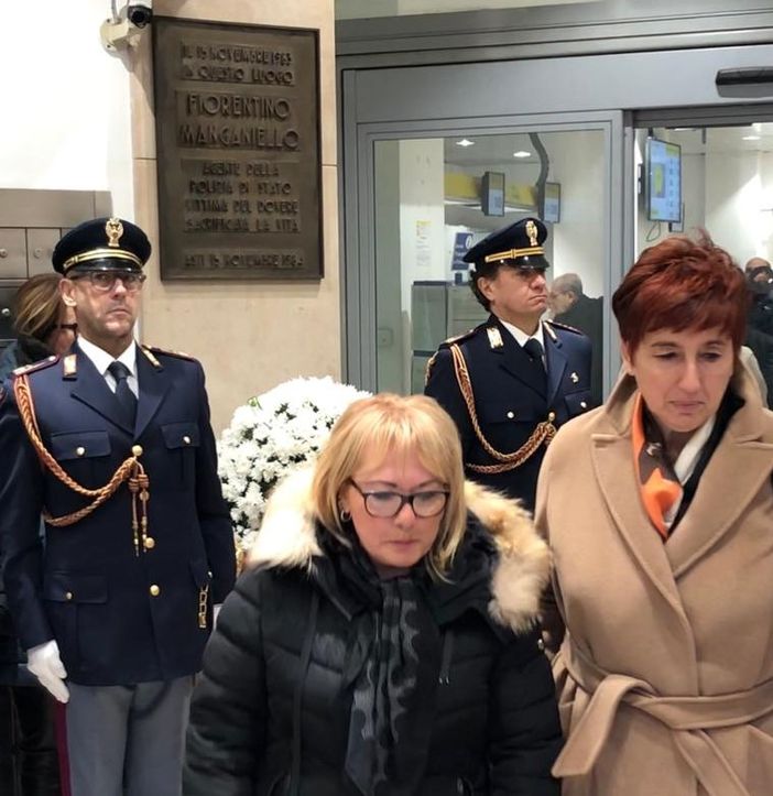 Il questore di Asti, Alessandra Faranda Cordella (a destra) con la vedova Il questore di Asti, Alessandra Faranda Cordella (a destra) con la vedova