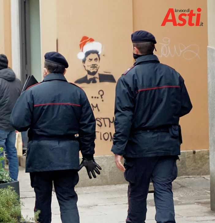 Asti, corso Alfieri, controlli, graffito con Giuseppe Conte