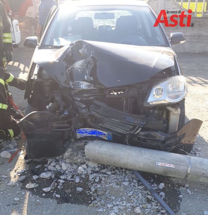 Castell'Alfero: scontro tra due auto. Urtato anche un palo dell'Enel (FOTO)