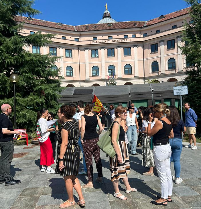 Il presidio, ieri, davanti al Tribunale di Asti Il presidio, ieri, davanti al Tribunale di Asti