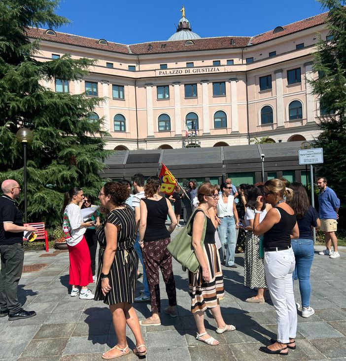 I presidio dei precari davanti al tribunale di Asti
