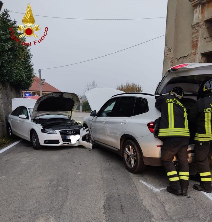 Scontro semi-frontale a Costigliole d’Asti: uno degli automobilisti coinvolti è fuggito a piedi dopo l’impatto Scontro semi-frontale a Costigliole d’Asti: uno degli automobilisti coinvolti è fuggito a piedi dopo l’impatto