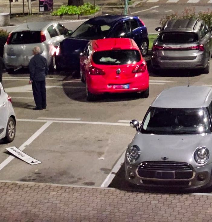 Incidente nella notte in viale alla Vittoria: auto rubata si schianta contro tre vetture. Non ci sono feriti