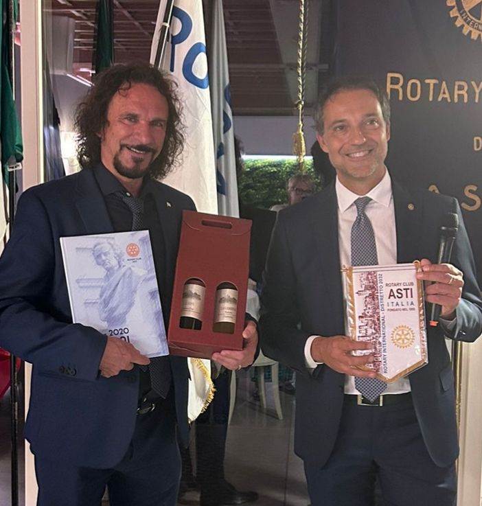 L'artista (a sinistra nell'immagine) con il presidente Rotary Alberto Bazzano L'artista (a sinistra nell'immagine) con il presidente Rotary Alberto Bazzano
