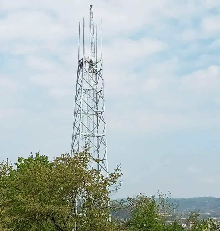 "Il Comune fermi la costruzione del mega traliccio di località Vallarone" "Il Comune fermi la costruzione del mega traliccio di località Vallarone"
