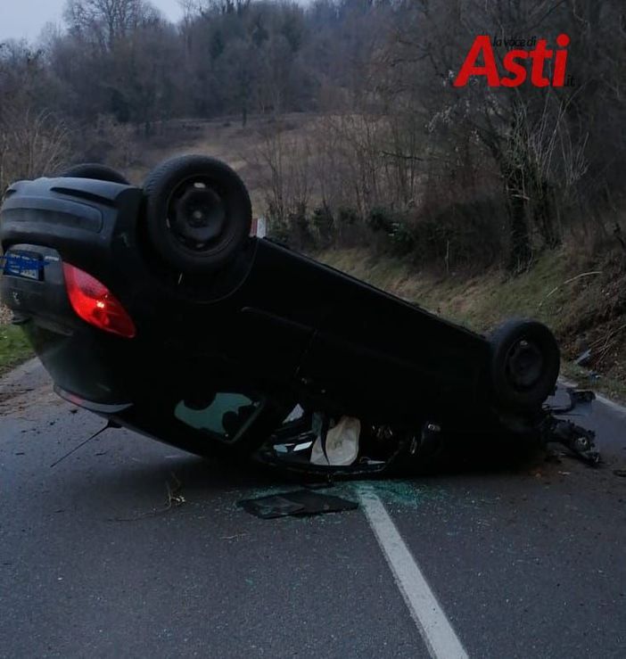 Montiglio Monferrato: auto si ribalta autonomamente in via della Repubblica