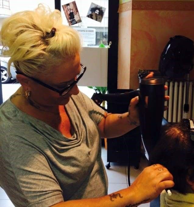 Francesca Bufalino al lavoro nel suo salone