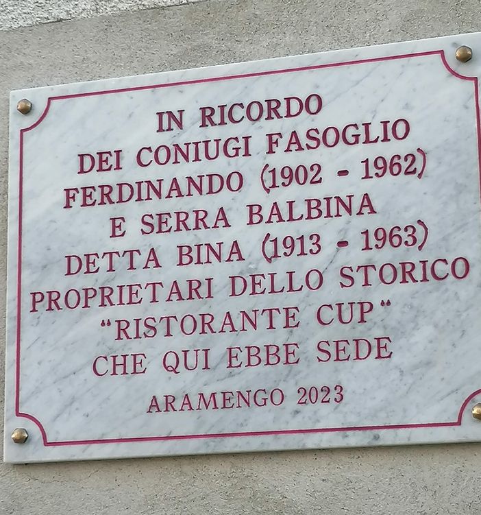 La targa in ricordo dei gestori dello storico ristorante