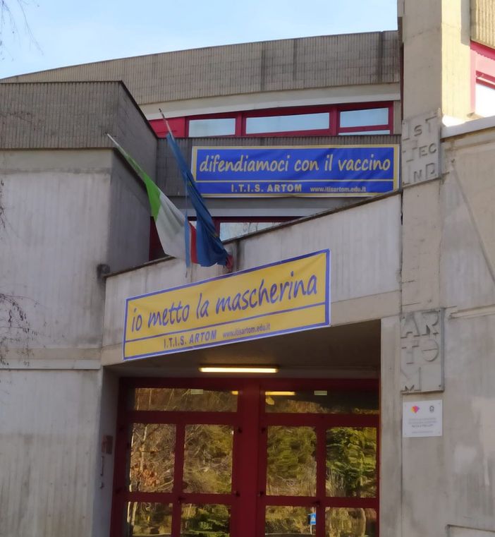 "Difendiamoci con il vaccino": sulla facciata dell'Artom un nuovo striscione invita alla prevenzione "Difendiamoci con il vaccino": sulla facciata dell'Artom un nuovo striscione invita alla prevenzione