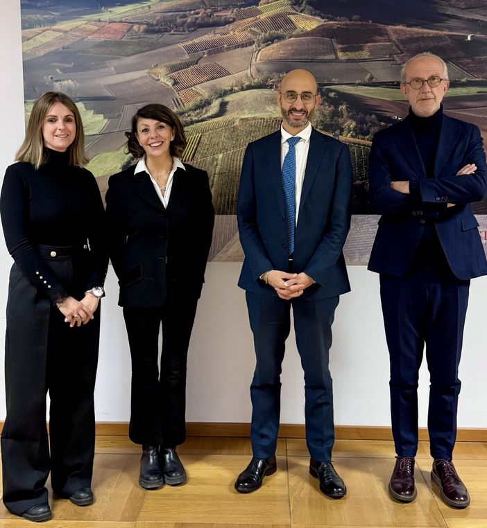 In foto il direttore generale Giovanni Gorgoni con i rappresentanti della Fondazione Astigiana per la Salute del Territorio: Luisa Amalberto, Federica Quinto, Vincenzo Sorisio In foto il direttore generale Giovanni Gorgoni con i rappresentanti della Fondazione Astigiana per la Salute del Territorio: Luisa Amalberto, Federica Quinto, Vincenzo Sorisio