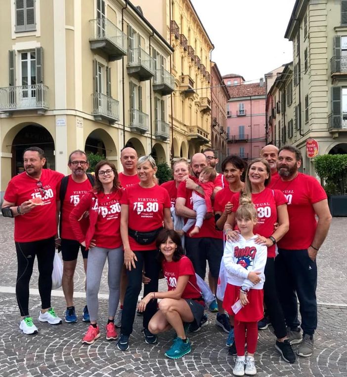 Asti corre con la Virtual Run. Questa mattina alle 5.30 tantissime persone con la loro maglietta rossa hanno invaso la città