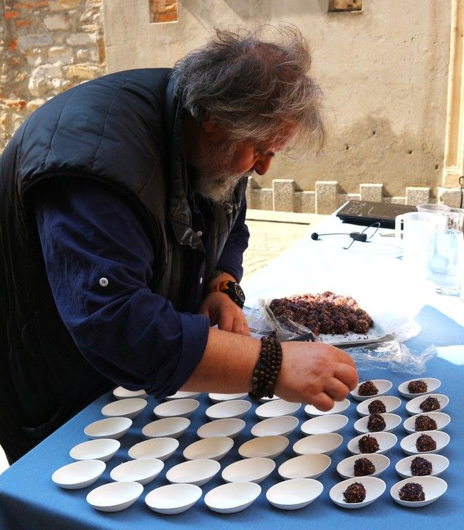 In esclusiva, le ricette floreali dello chef ortocentrico Claudio Di Dio presentate a Bellano (LC) durante la manifestazione 'Fiori in cucina' In esclusiva, le ricette floreali dello chef ortocentrico Claudio Di Dio presentate a Bellano (LC) durante la manifestazione 'Fiori in cucina'
