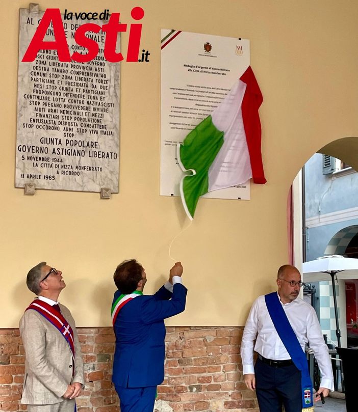 In foto: il momento di scopertura della targa per mano del sindaco Simone Nosenzo