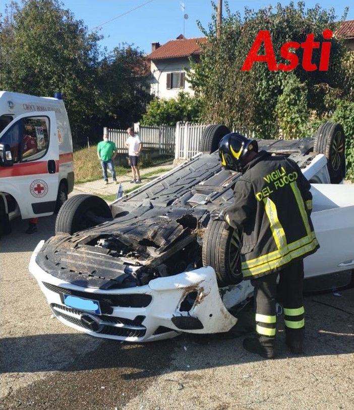 San Damiano, auto si ribalta in regione San Grato [PHOTOGALLERY]