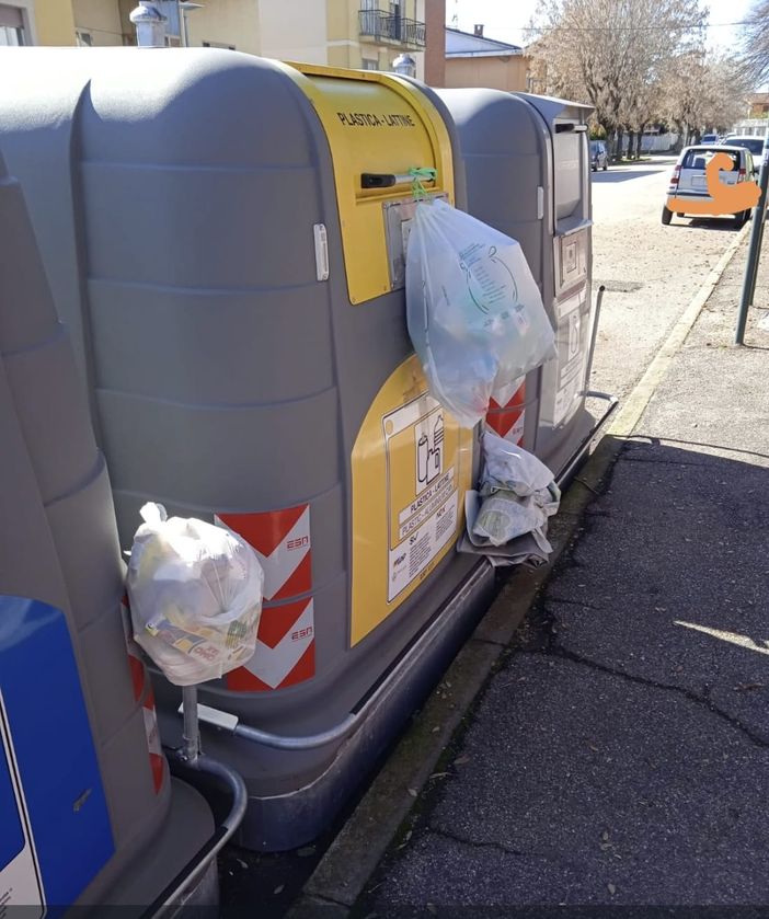 I bidoni in zona San Fedele (Archivio) I bidoni in zona San Fedele (Archivio)