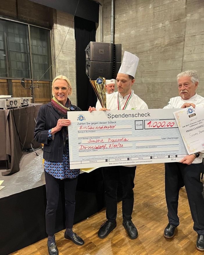 Immagini della premiazione tratte dalla pagina Facebook dell'Hotel Adler