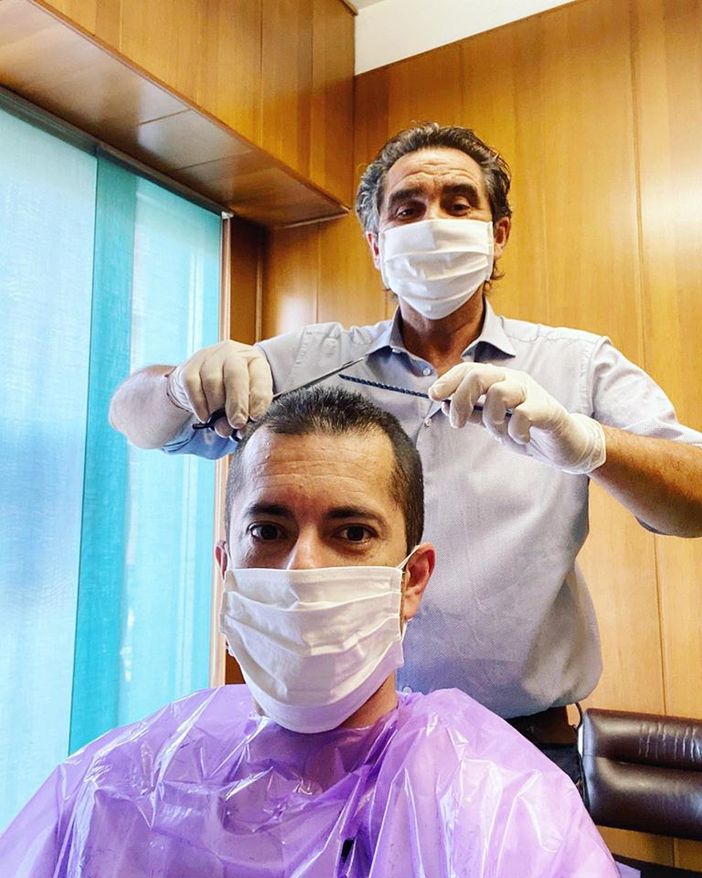 Riaperti i parrucchieri e i primi a precipitarsi sono...gli uomini politici