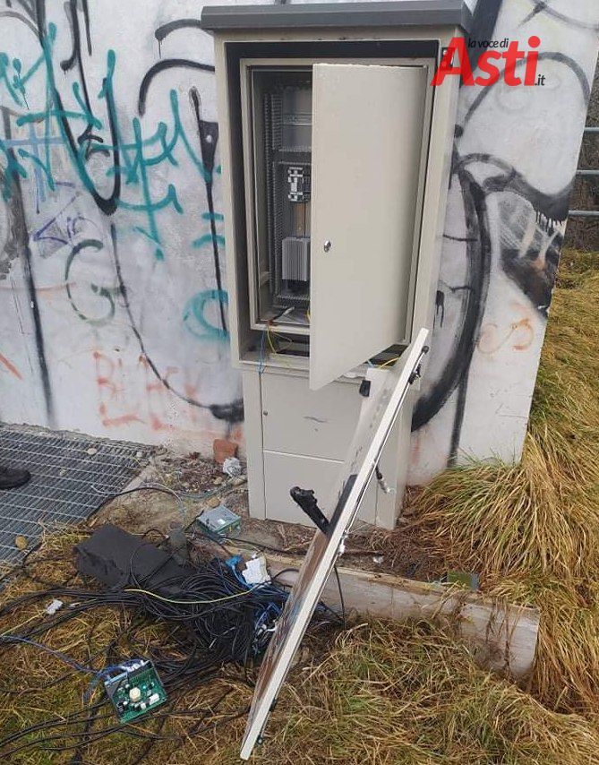 Lungo Tanaro: vandalizzata la cabina elettrica vicino al depuratore. Un'altra storia di ordinaria inciviltà (FOTO)