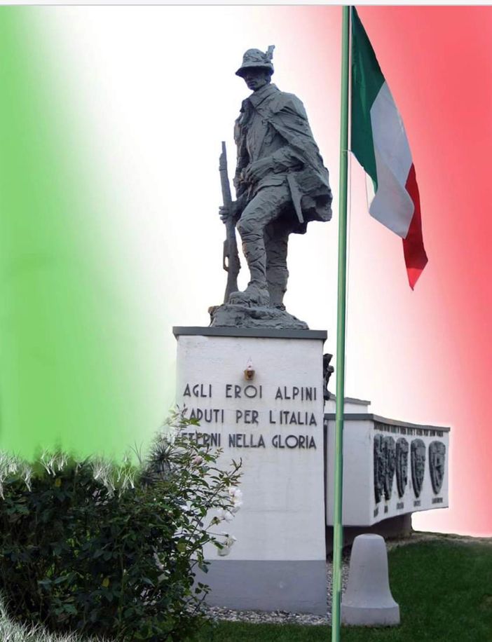 Il monumento agli Alpini in piazza della Libertà