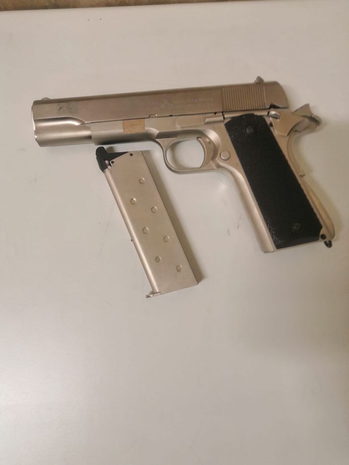 Asti, 69enne minaccia barista con una pistola. Arrestato dalla Polizia