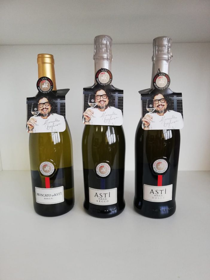 Il Consorzio dell’Asti presenta i nuovi neck hangers firmati da chef Alessandro Borghese