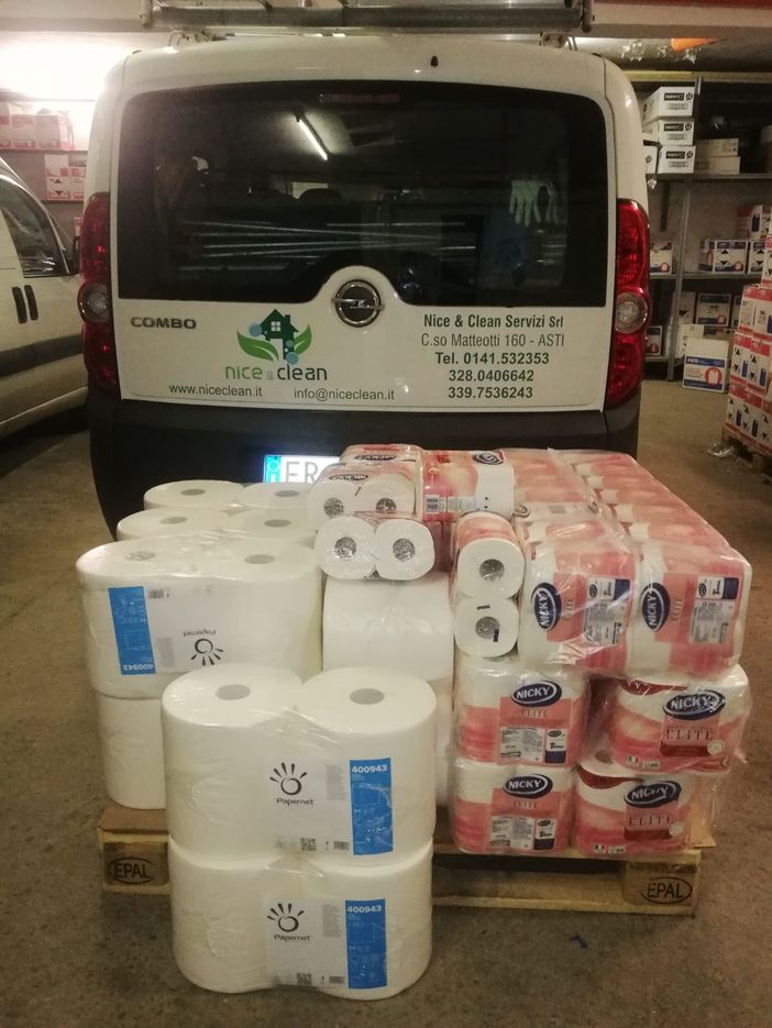 Per la scuola Parini, grazie a raccolte fondi, circa 40 litri di disinfettante e 436 rotoli di carta igienica Per la scuola Parini, grazie a raccolte fondi, circa 40 litri di disinfettante e 436 rotoli di carta igienica