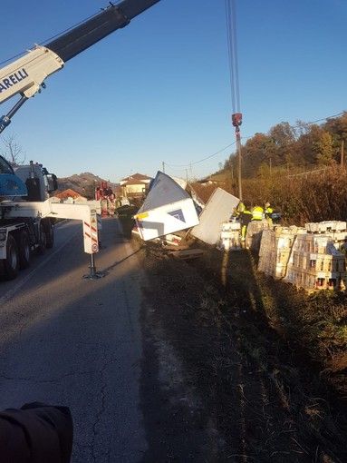 Le operazioni in corso per il recupero del mezzo finito fuori strada in località Prato Grimaldi