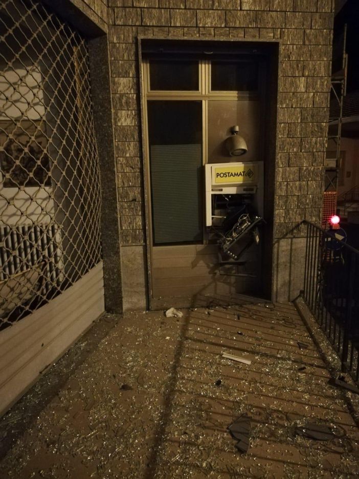 Ancora uno sportello Postamat preso di mira. Fatto saltare stanotte il punto di Calliano Ancora uno sportello Postamat preso di mira. Fatto saltare stanotte il punto di Calliano