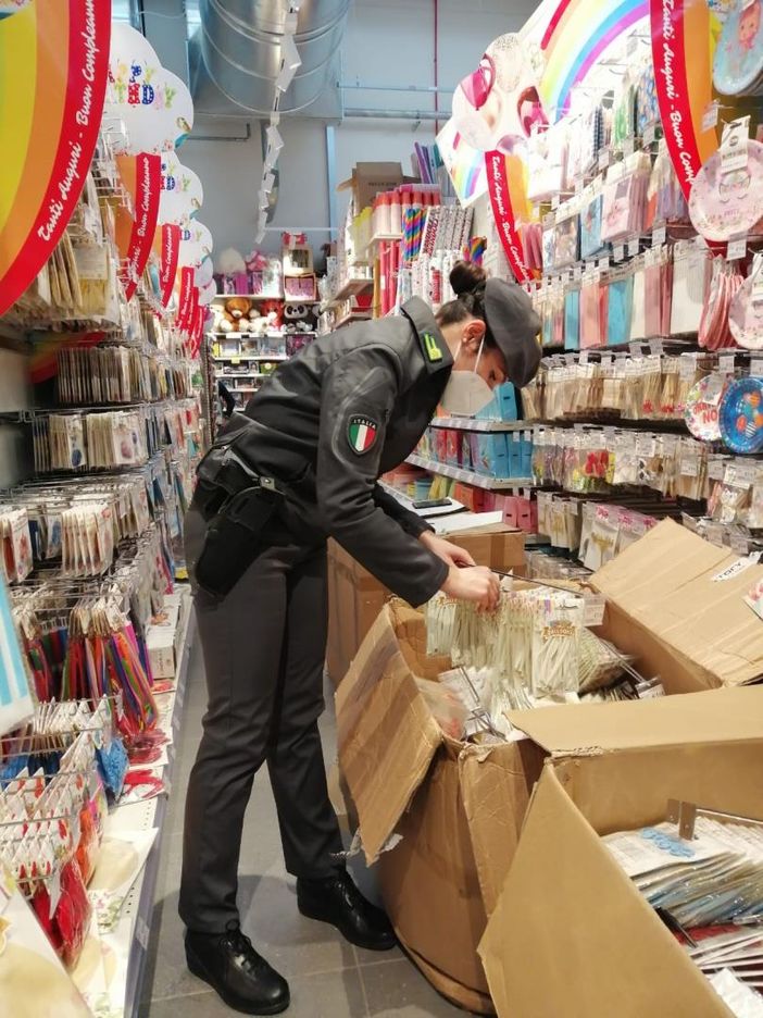 Giocattoli sequestrati dalla Guardia di Finanza di Asti Giocattoli sequestrati dalla Guardia di Finanza di Asti