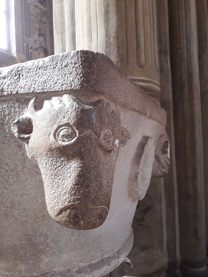 Acquasantiera medievale su capitello romano nel gotico della Cattedrale di Asti Acquasantiera medievale su capitello romano nel gotico della Cattedrale di Asti
