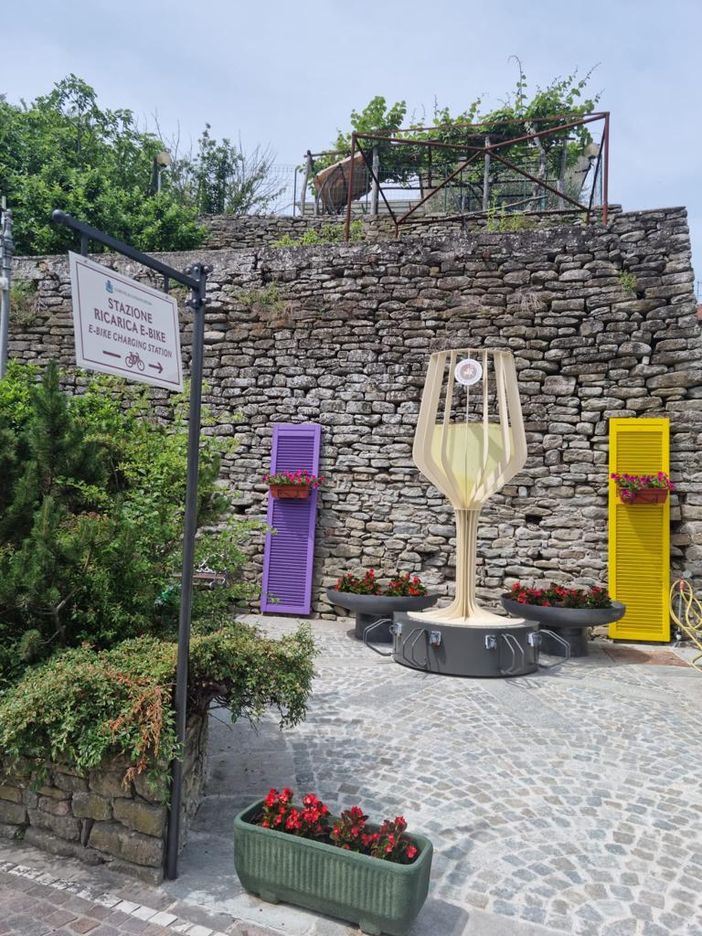 La colonnina installata a Cossano Belbo