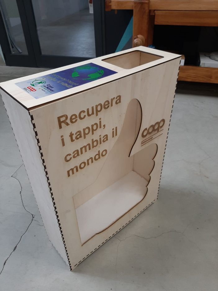 Da oggi nei supermercati Coop un contenitore per la raccolta di tappi di plastica