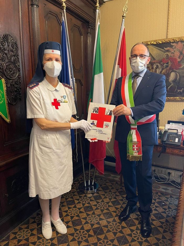 Il sindaco Rasero e Sorella Lucia Portioli - Ispettrice del Corpo delle Infermiere Volontarie del Comitato C.R.I. di Asti Il sindaco Rasero e Sorella Lucia Portioli - Ispettrice del Corpo delle Infermiere Volontarie del Comitato C.R.I. di Asti