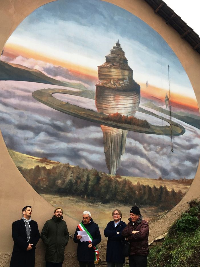 L'inaugurazione dell'opera di Vesod (secondo a sinistra); particolare del murale