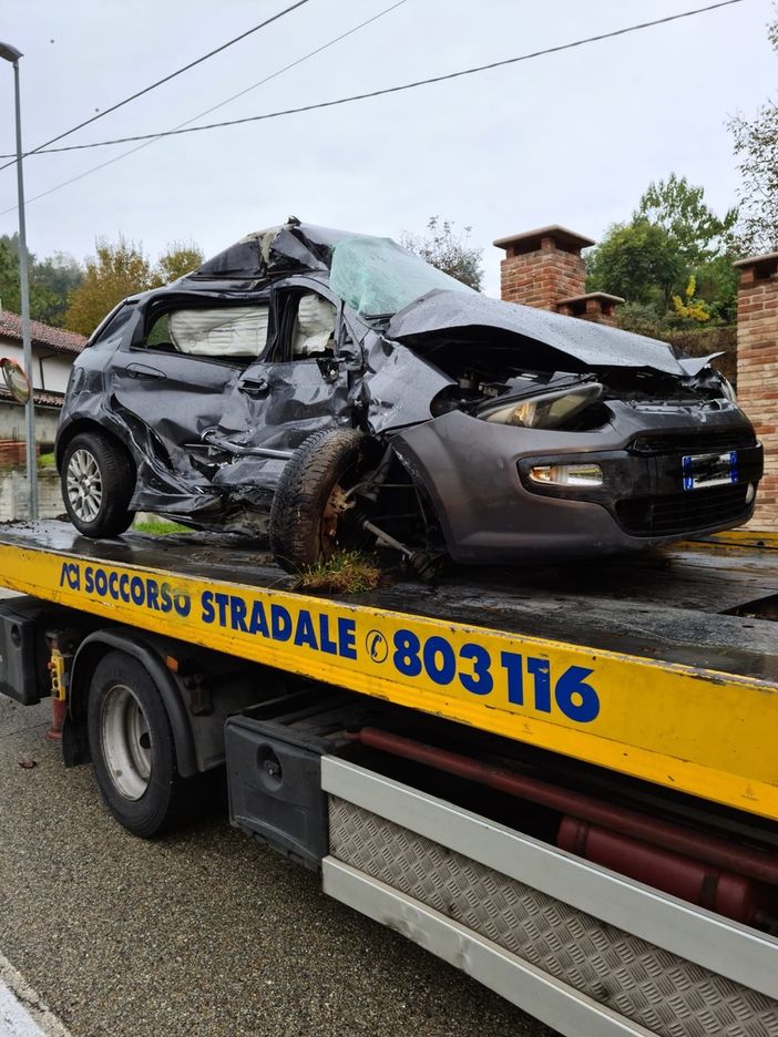 La carcassa dell'auto sulla quale viaggiava la vittima