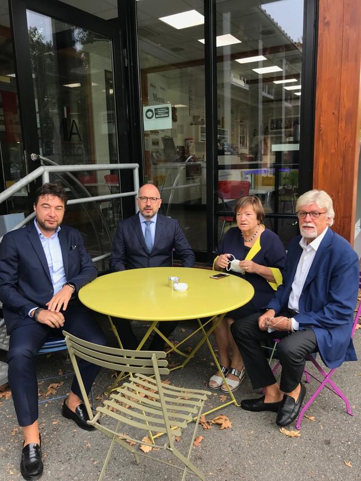 Nella foto, partendo da sinistra: Andrea Visconti (presidente di Confesercenti), il sindaco Maurizio Rasero, l’assessore Mariangela Cotto, Claudio Bruno (direttore Confcommercio) Nella foto, partendo da sinistra: Andrea Visconti (presidente di Confesercenti), il sindaco Maurizio Rasero, l’assessore Mariangela Cotto, Claudio Bruno (direttore Confcommercio)