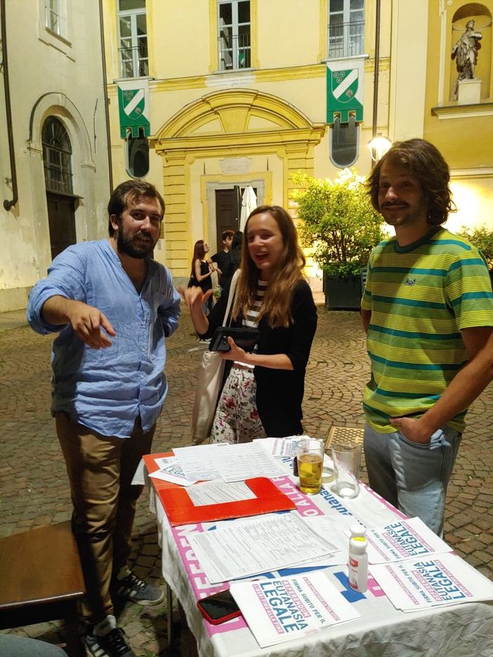 Il banchetto di raccolta firme per il referendum sull'eutanasia legale Il banchetto di raccolta firme per il referendum sull'eutanasia legale