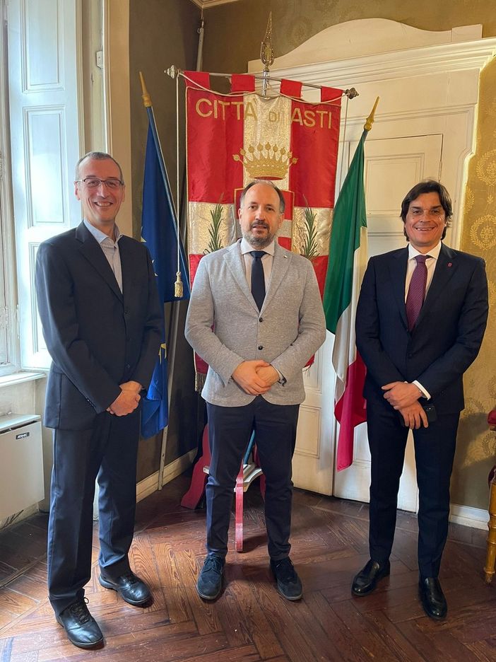 Il sindaco Maurizio Rasero con gli assessori Mario Bovino e Renato Berzano Il sindaco Maurizio Rasero con gli assessori Mario Bovino e Renato Berzano