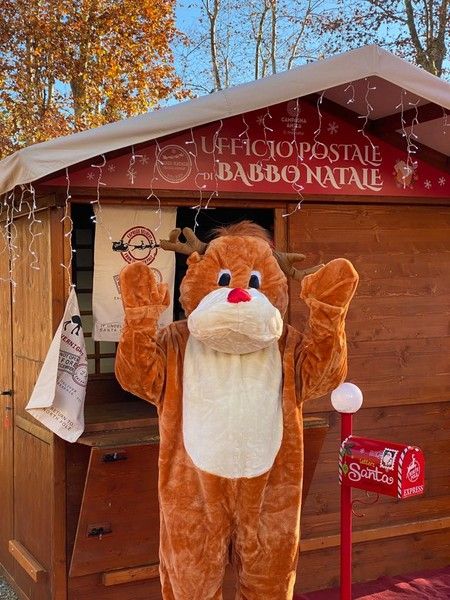 Una renna aiutante di Babbo Natale Una renna aiutante di Babbo Natale
