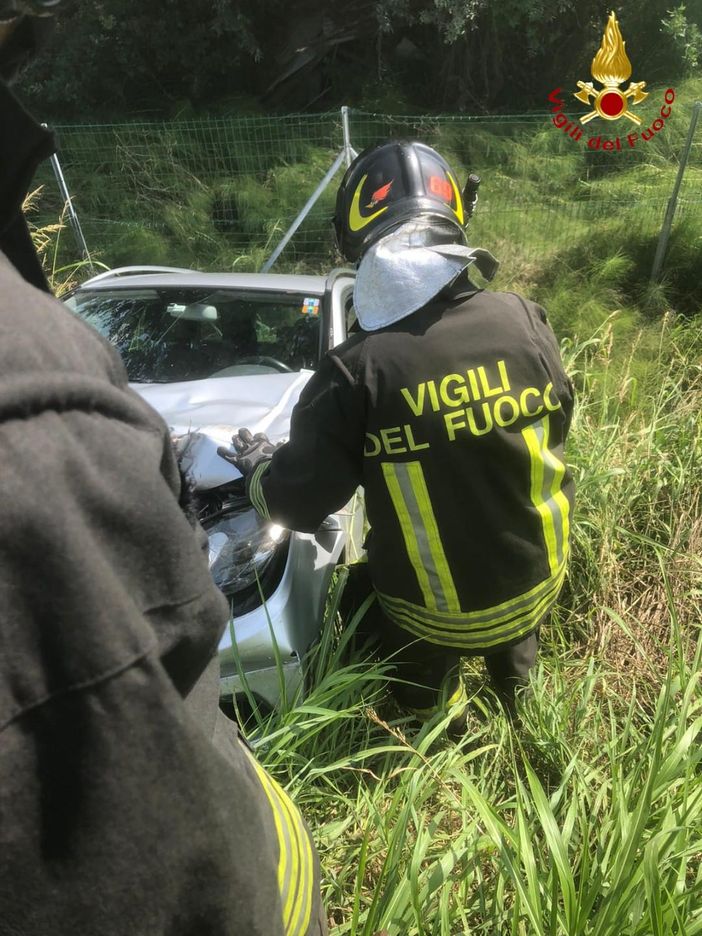 Villanova d'Asti: auto finisce in una profonda scarpata dopo essere stata tamponata da un mezzo pesante Villanova d'Asti: auto finisce in una profonda scarpata dopo essere stata tamponata da un mezzo pesante