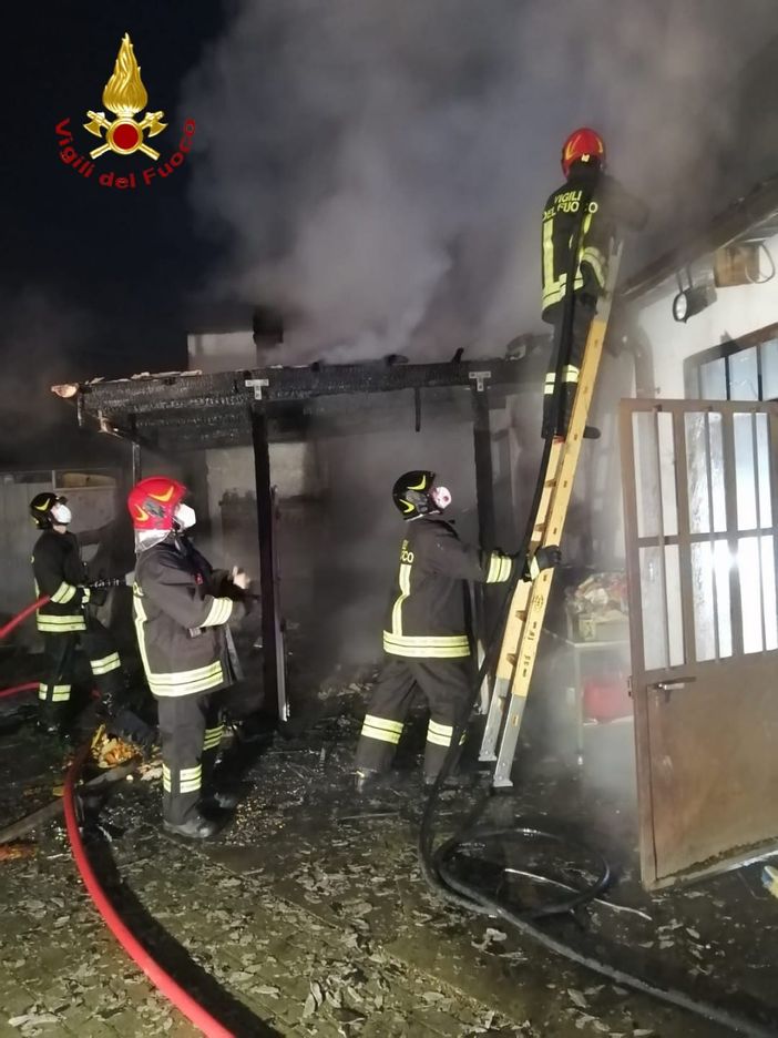 Vigili del fuoco impegnati su un intervento per incendio tettoia