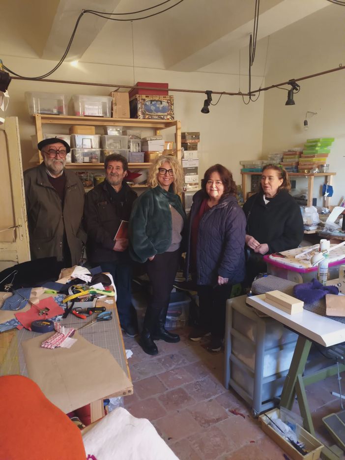 I restauratori Nicola di Aramengo nel laboratorio di Viscè: da sin Gian Luigi Nicola, Nicola Pisano, Viscè, Anna Rosa Nicola, Gianna Tognin.