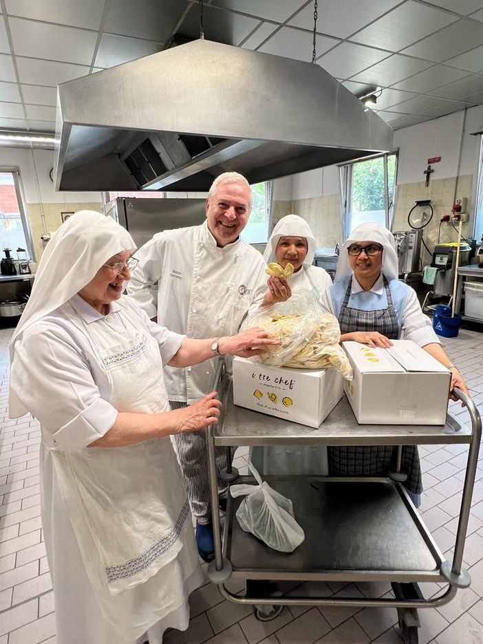 Walter Ferretto del Cascinale con suor Luigina, suor Glenda e suor Yeselia