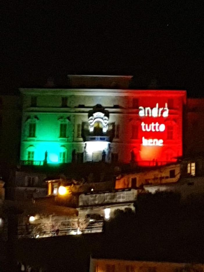 Canelli, il castello Gancia si è “vestito” di tricolore per ribadire che #andràtuttobene
